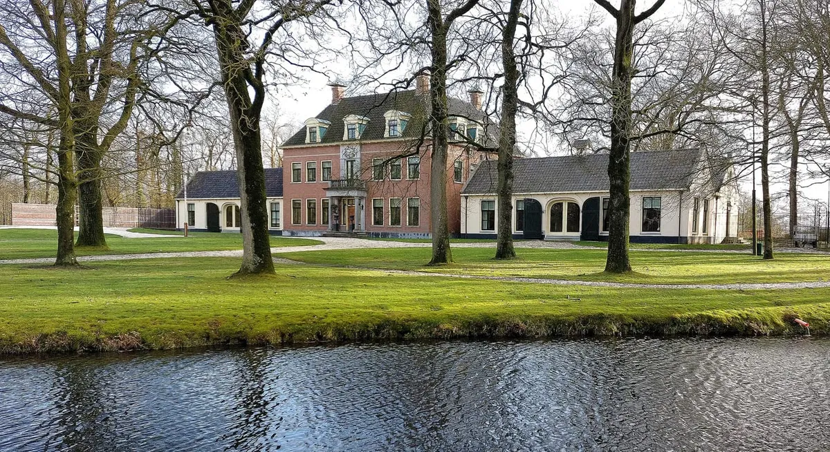 Statig huis aan het water in de omgeving van Driezum